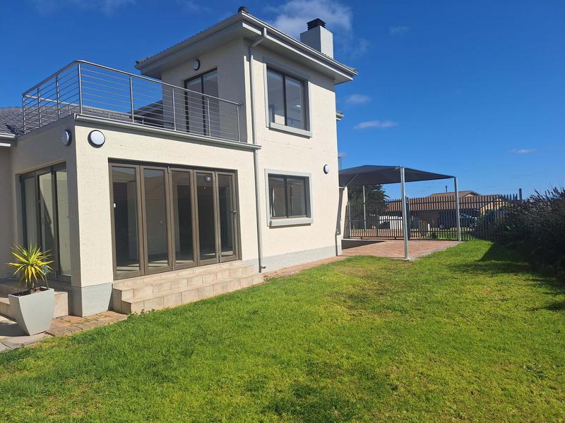 4 Bedroom Property for Sale in Hartenbos Heuwels Western Cape